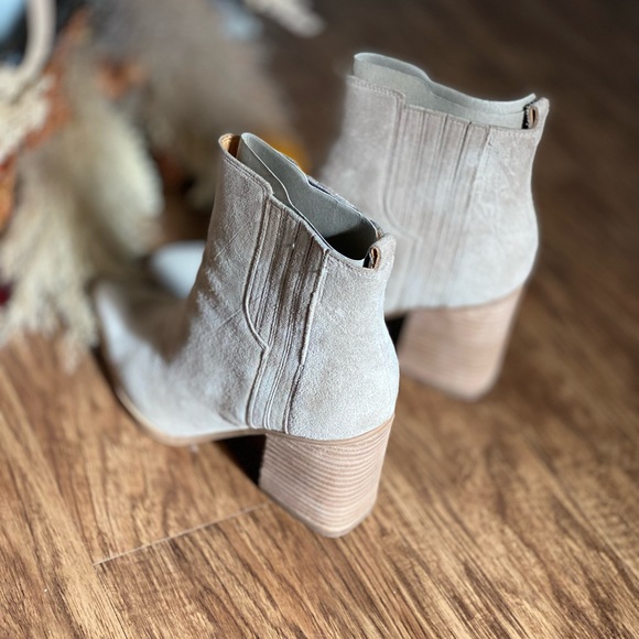 Marc Fisher Oshay Pointed toe Booties. Size 10 women’s. Cloud Suede. - Picture 10 of 12